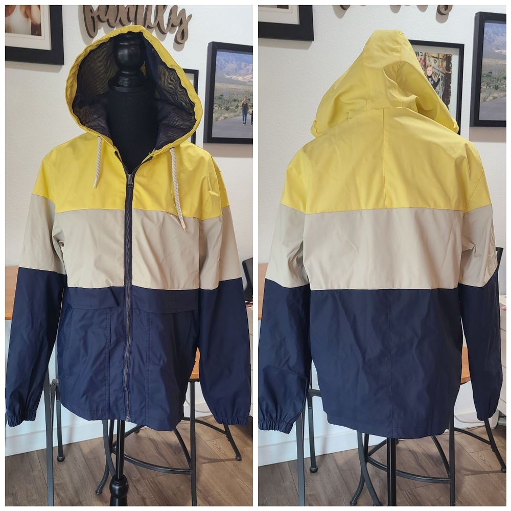 NWOT'S- WEEKEND -Womens classic Tri-color Rain Jacket- Front/Side Pockets, Small